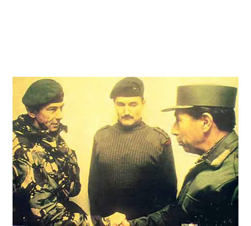 general Jeremy Moore y Benjamín Menéndez  firman la rendición argentina